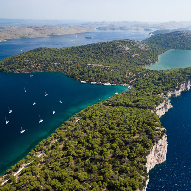 Kornati přitahují svou krásou jachtaře jako magnet, není tak divu, že jde o jedno z jachtařsky nejnavštěvovanějších míst v Chorvatsku vůbec. Poznejte ho s námi 