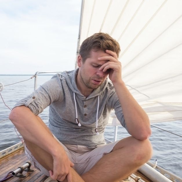 Varje sjöman blir sjösjuk någon gång. Hur kan man förhindra det och vad ska man göra om någon på båten lider av det?