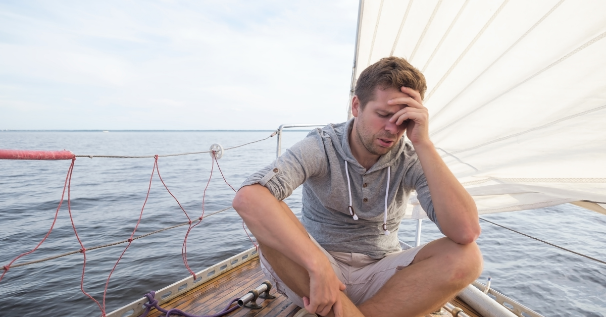 Jeder Segler wird irgendwann einmal seekrank. Wie kann man vorbeugen und was tun, wenn jemand auf dem Segelboot krank wird?