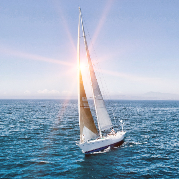 La vela d'altura, ovvero la navigazione in acque lontane dalla costa, è una delle discipline veliche più impegnative. Adela Denkova evidenzia le 10 considerazioni cruciali per una preparazione adeguata.