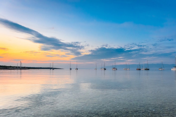 Om du vill ha lite timeout från seglingen under din resa, har vi hittat den perfekta platsen på en liten kroatisk ö nära Zadar. På Silba hittar du inga hotell eller bilar, bara en liten sömnig stad, orörd natur och en touch av romantik. Se efter själv!