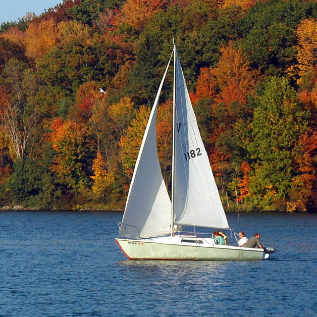 Kterou destinaci pro podzimní jachting vybrat, abyste si užili příjemné počasí, příznivý vítr a prodloužili si léto. A co vás může během podzimu na moři překvapit.