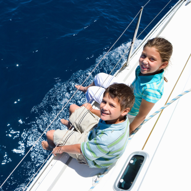 Welche grundlegenden Richtlinien sind zu beachten, damit Ihr Bootsurlaub mit kleinen Kindern sowohl sicher als auch unterhaltsam wird? Das Wichtigste ist, die richtige Sicherheitsausrüstung zu wählen, die Route anzupassen und eine Yacht auszuwählen, die die ganze Familie anspricht. In unserem Artikel erfahren Sie, wie das geht.