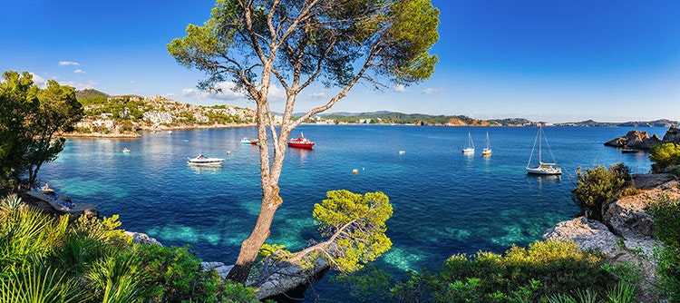 Yachtsäsongen här är behagligt lång. Flygförbindelserna är utmärkta. Titta nu på våra oslagbara erbjudanden på båtar så vet du din nästa destination: Mallorca på Balearerna.