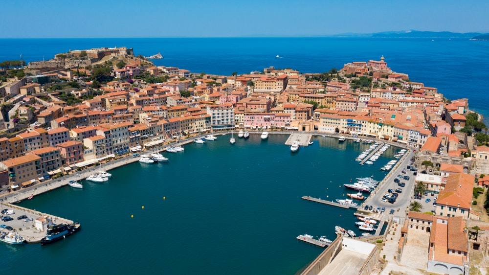 En luftfoto af havnen i Portoferraio på øen Elba.