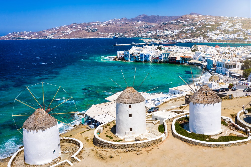 Blick auf traditionelle Mühlen an der griechischen Küste