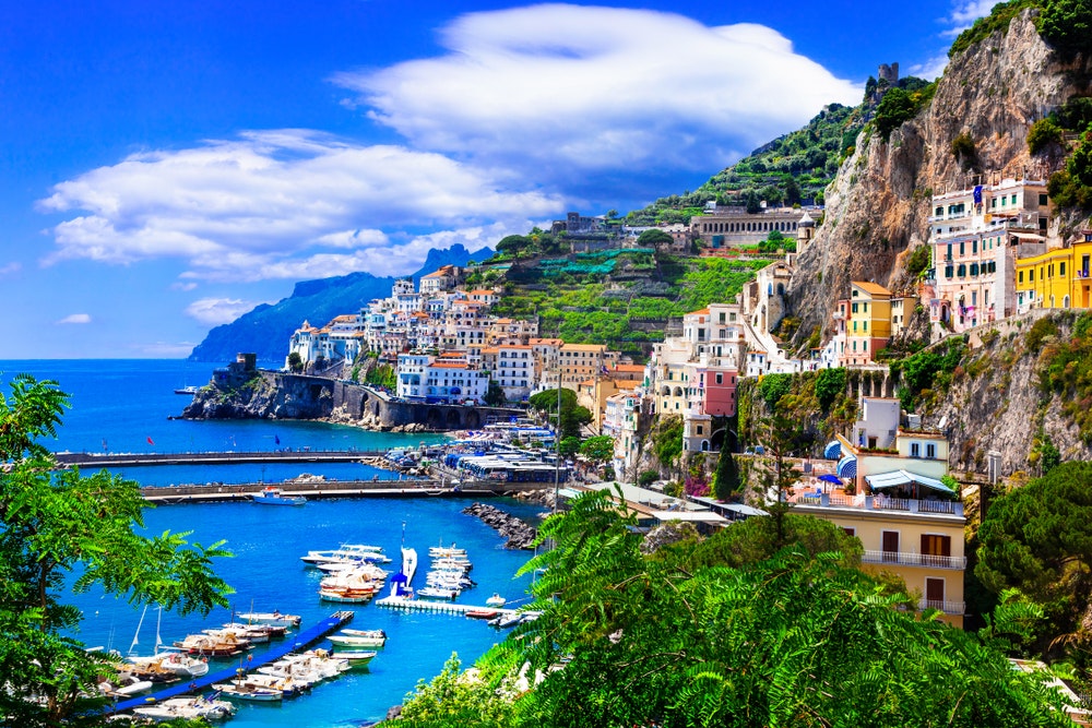 Zapierające dech w piersiach Wybrzeże Amalfi z turkusową zatoką i kolorowymi domami. 