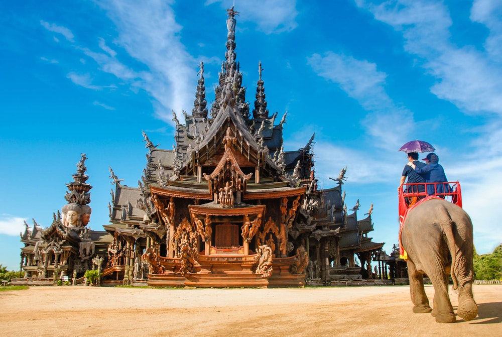 Edificio del tempio Santuario della Verità in Thailandia. È un edificio interamente in legno, ricco di sculture basate su motivi tradizionali buddisti e indù.