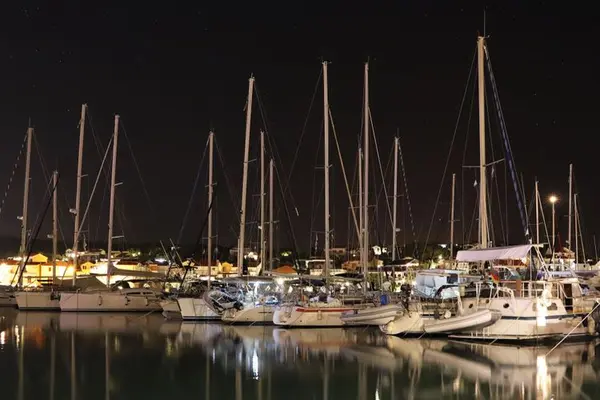If you are unsure of mooring in the bay, choose a safe harbor