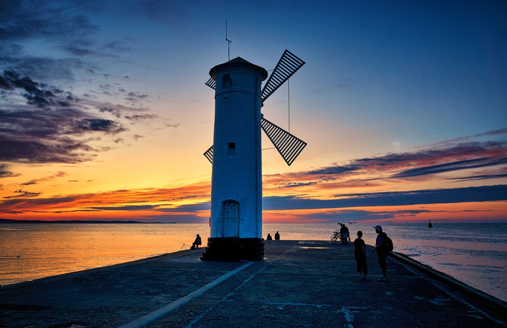 Et fyrtårn i kurbyen Swinoujscie på den polske kyst.