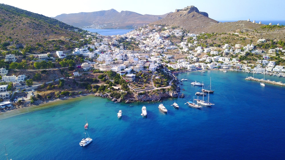 Marina jachtokkal a Dodekanézosz-szigeteken Görögországban.