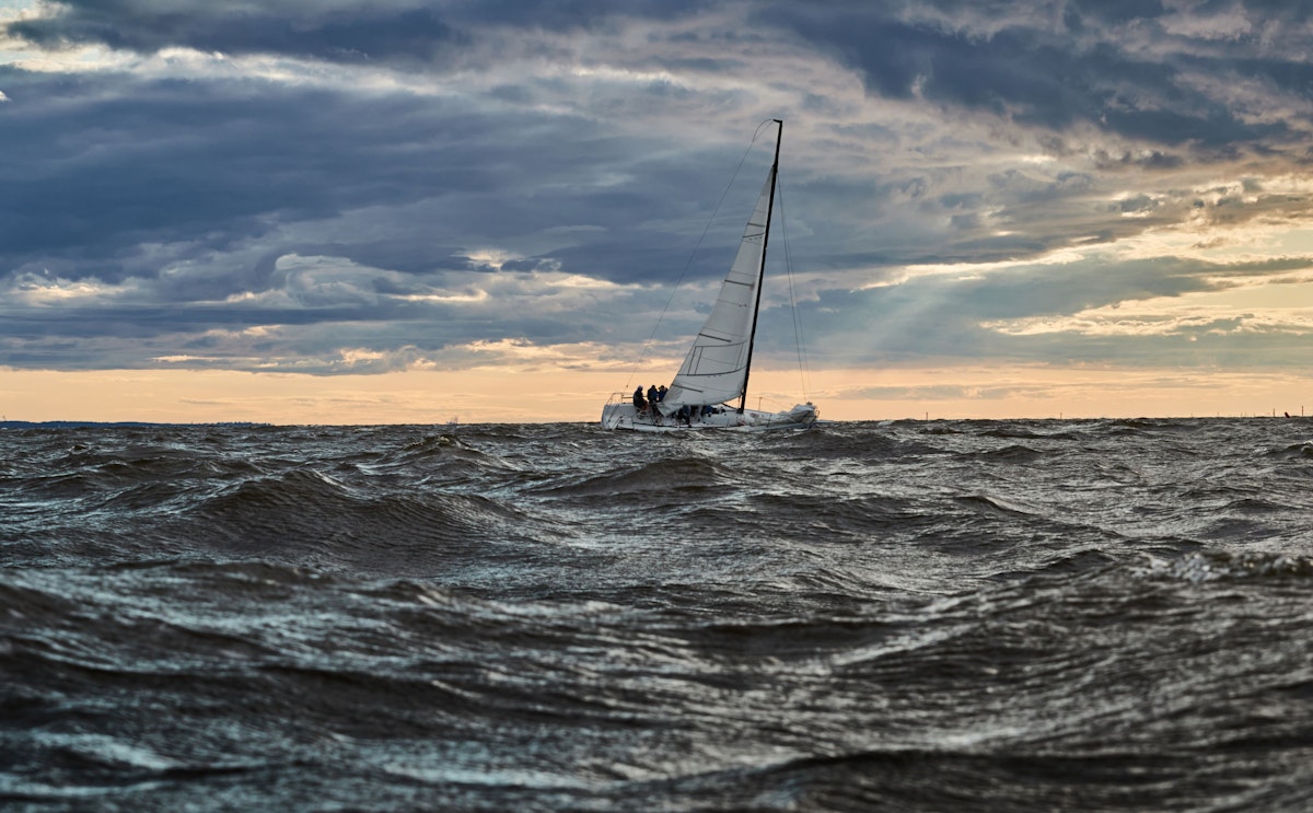 Riding the waves: how to sail and manoeuvre 