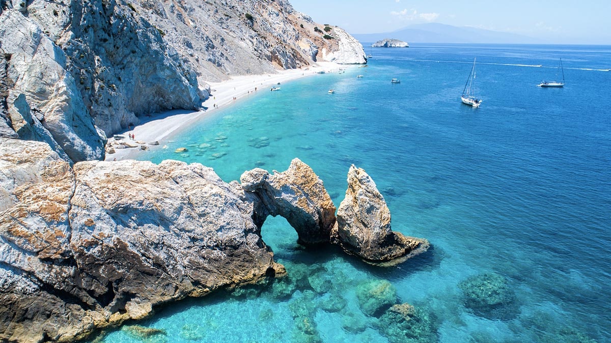 Пишна флора, бірюзове море і білі будинки: це плавання в Греції, навколо островів Спорад