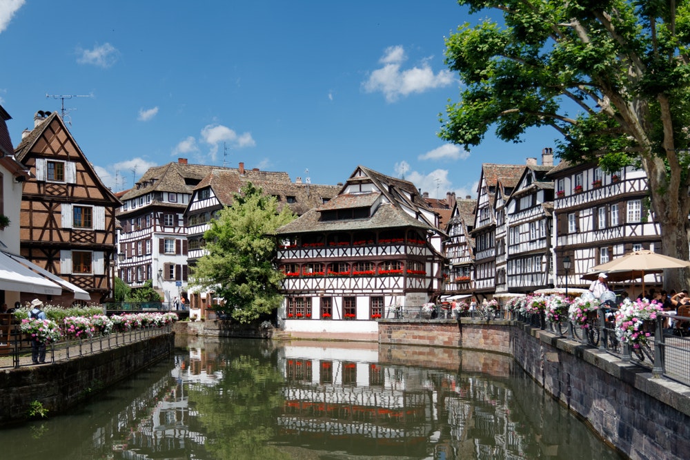 Vattenkanalen och historiska hus i Strasbourg.