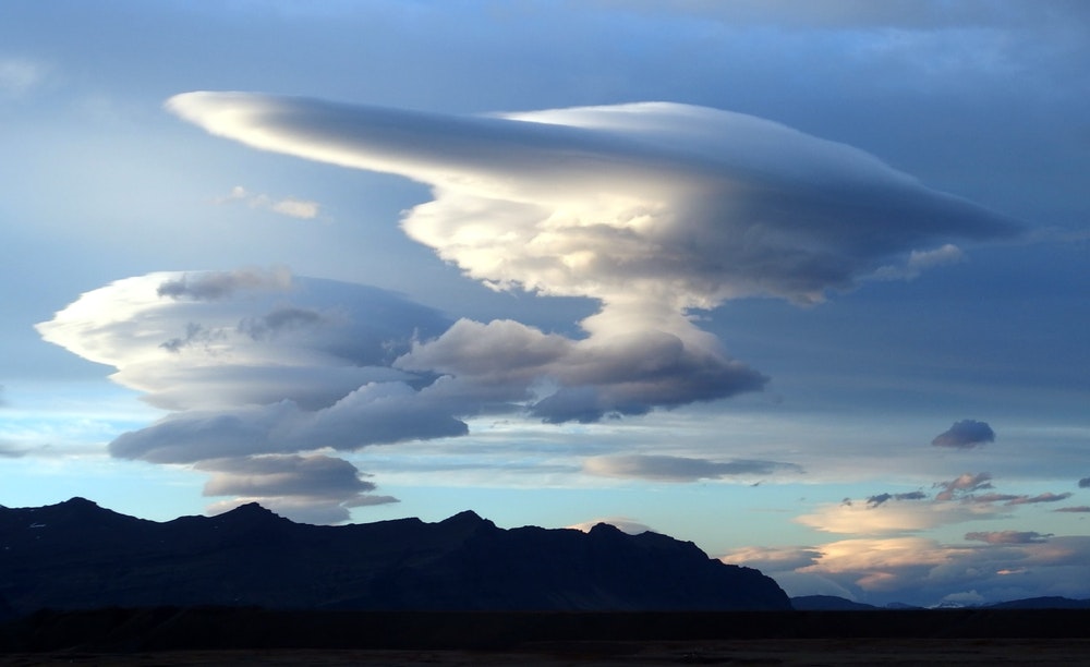 Altocumulus lenticularis wolken lijken op ruimteschepen uit een andere wereld.