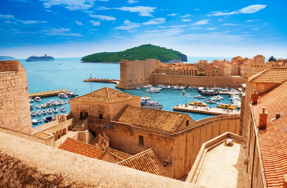 Kilátás Dubrovnik kikötőjére a régi városfalakról.