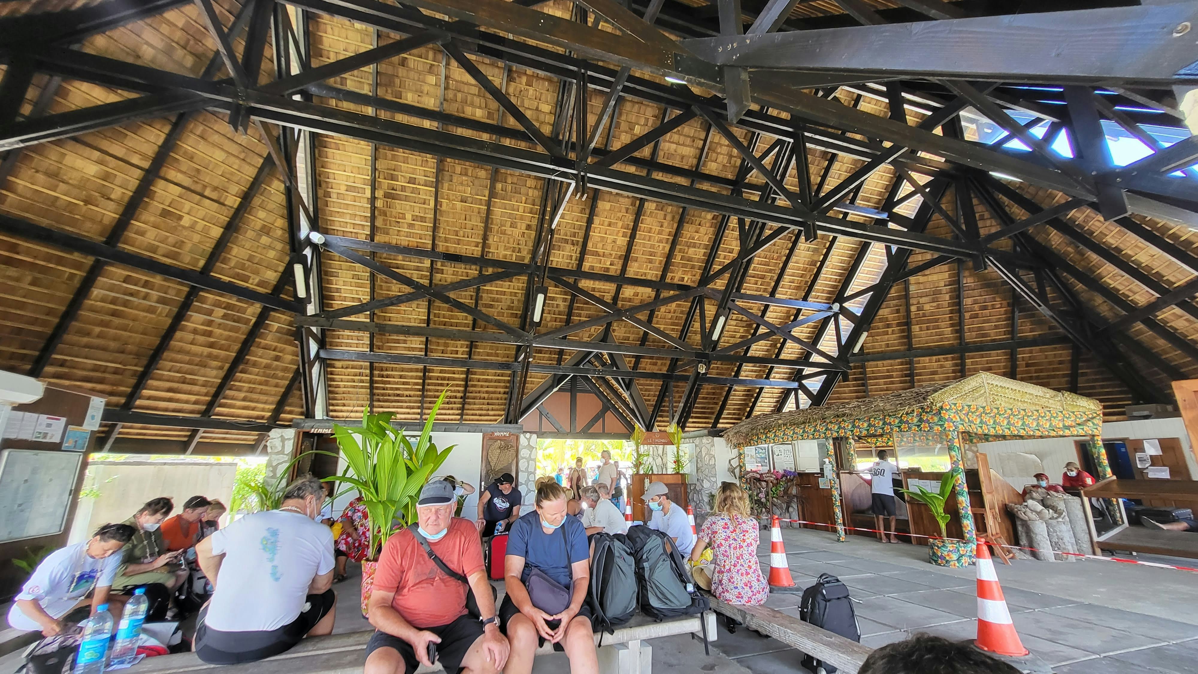 Liten träflygplatshall på franska Polynesiens atoller