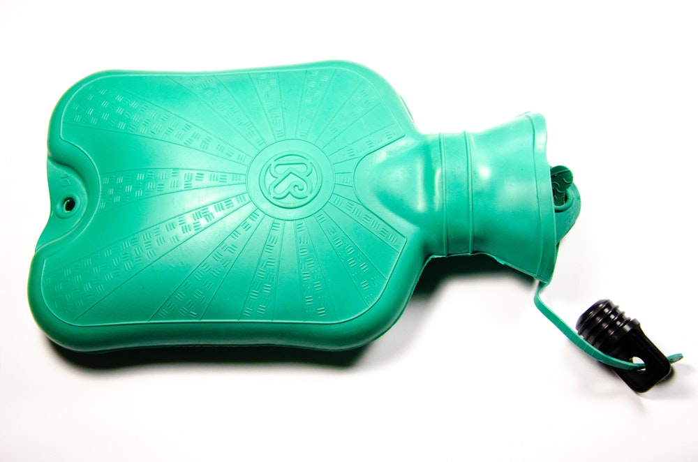 Karšto vandens butelis – visų šildytuvų prosenelis. Jis tarnauja ilgai, bet yra sunkesnis ir mažiau kompaktiškas