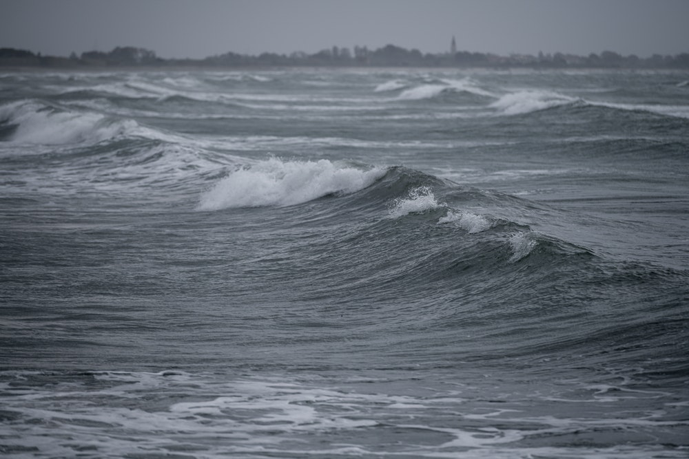 Tempo turbulento no mar, ventos fortes e ondas.