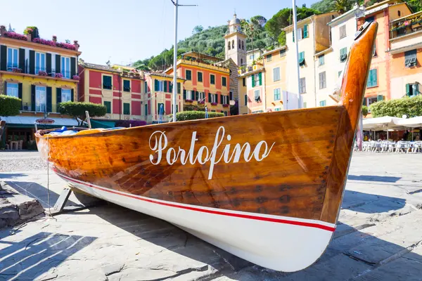 船名変更の伝統を披露