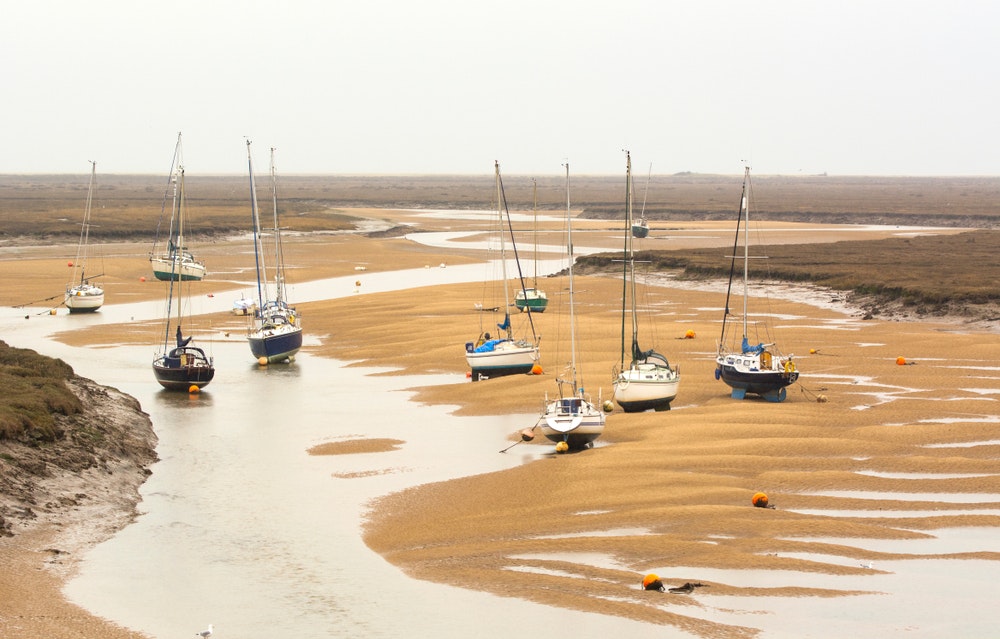 Barcos de vela en tierra después de la marea baja