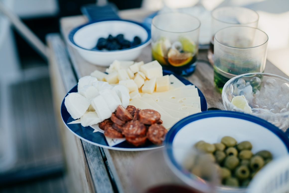 Assiettes avec fromage, saucisses, olives.