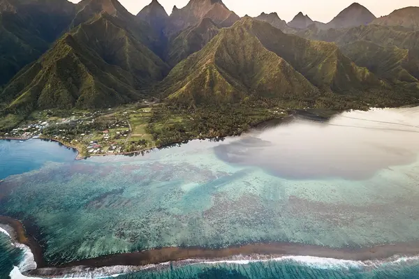Franska Polynesien - Tahiti - utsikt från ett korallrev med det mäktiga berget Aorai i bakgrunden