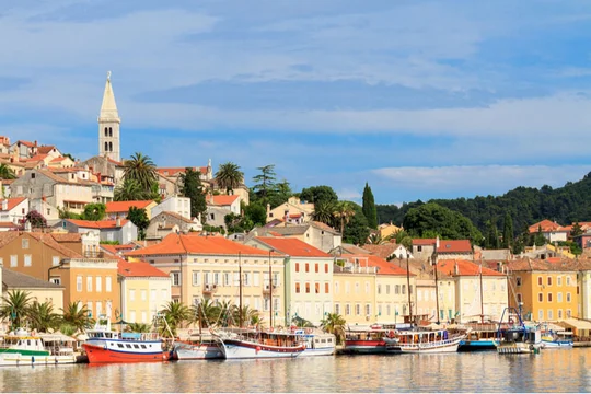 Nábřeží v Malij Lošinj v Chorvatsku láká k procházce