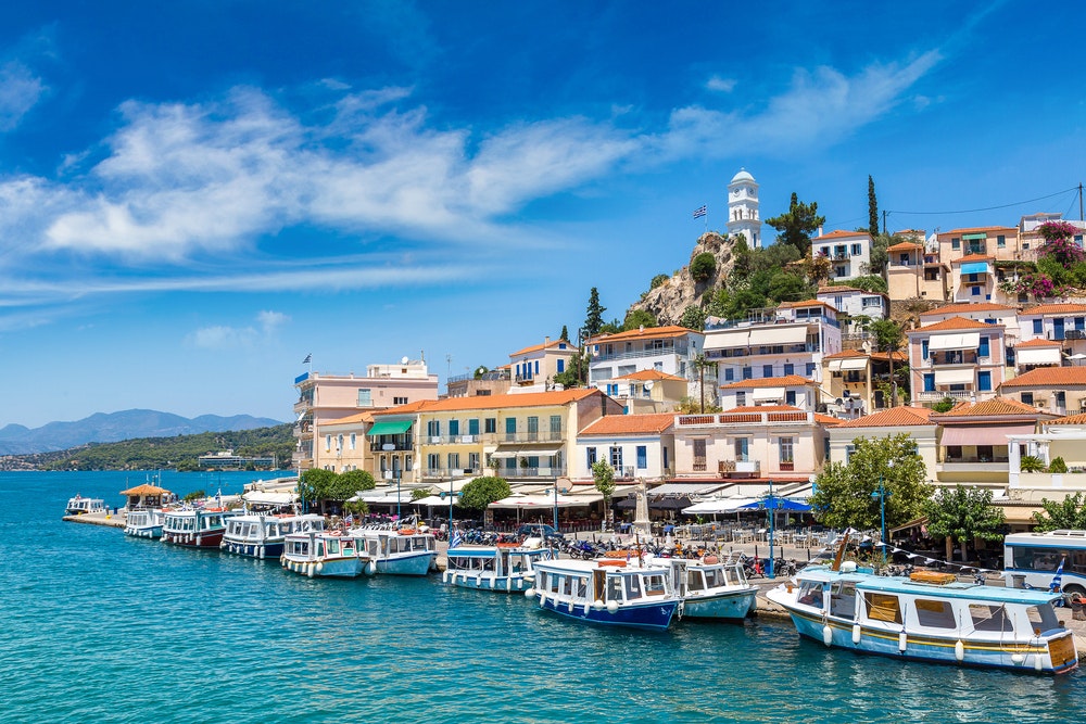 Det søvnige Poros vil overbevise dig med sin særlige atmosfære fra det græske landskab