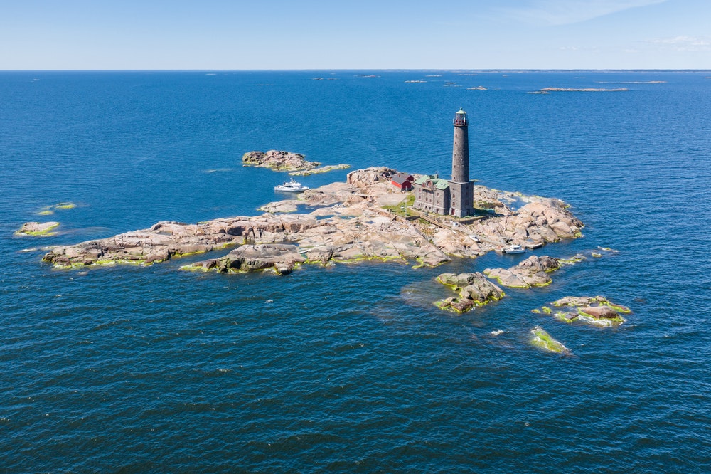 フィンランド湾に浮かぶベングトカール灯台。