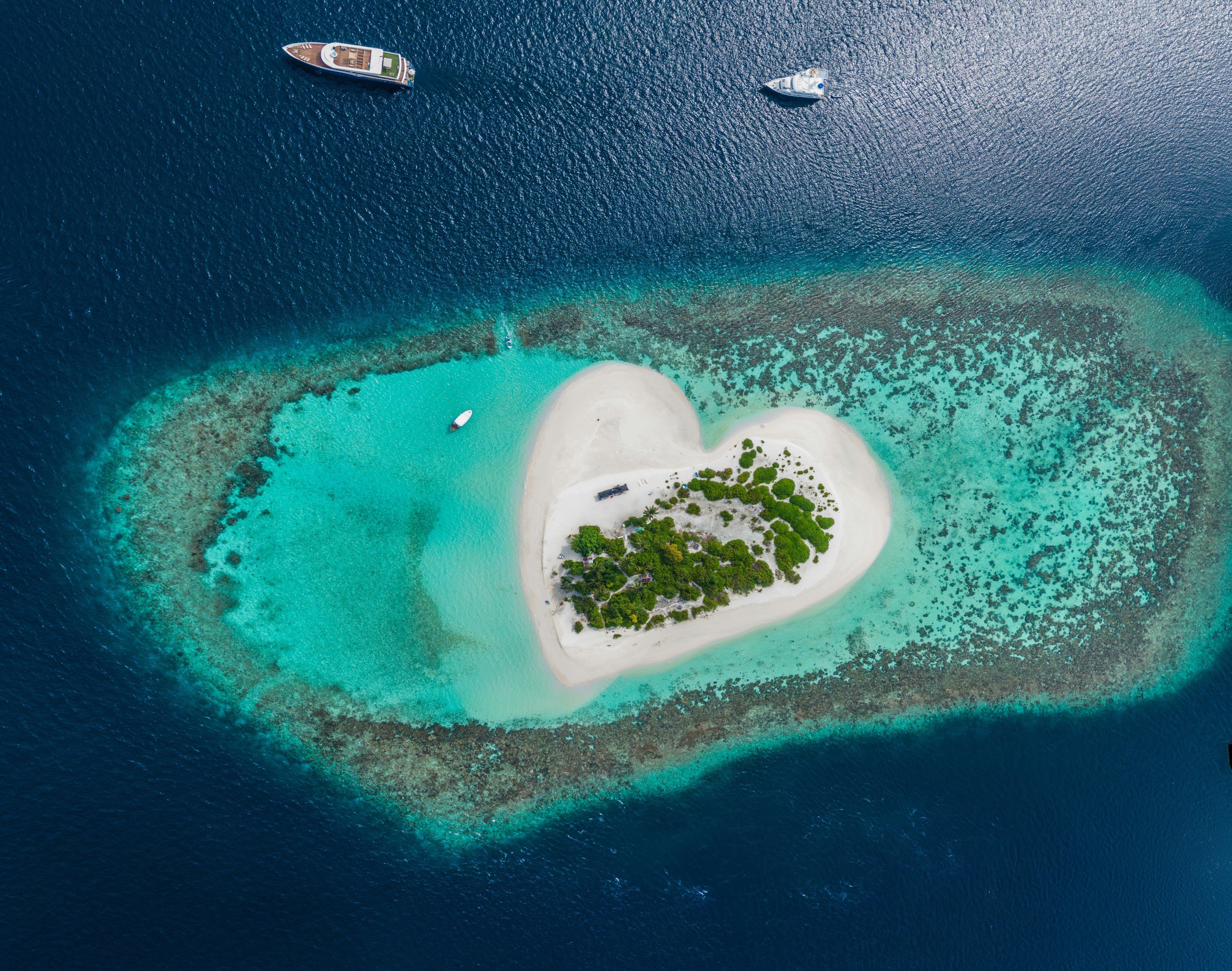 Maldiverna är perfekt för segling året runt. Men det är definitivt värt att följa prognosen och rekommendationerna.
