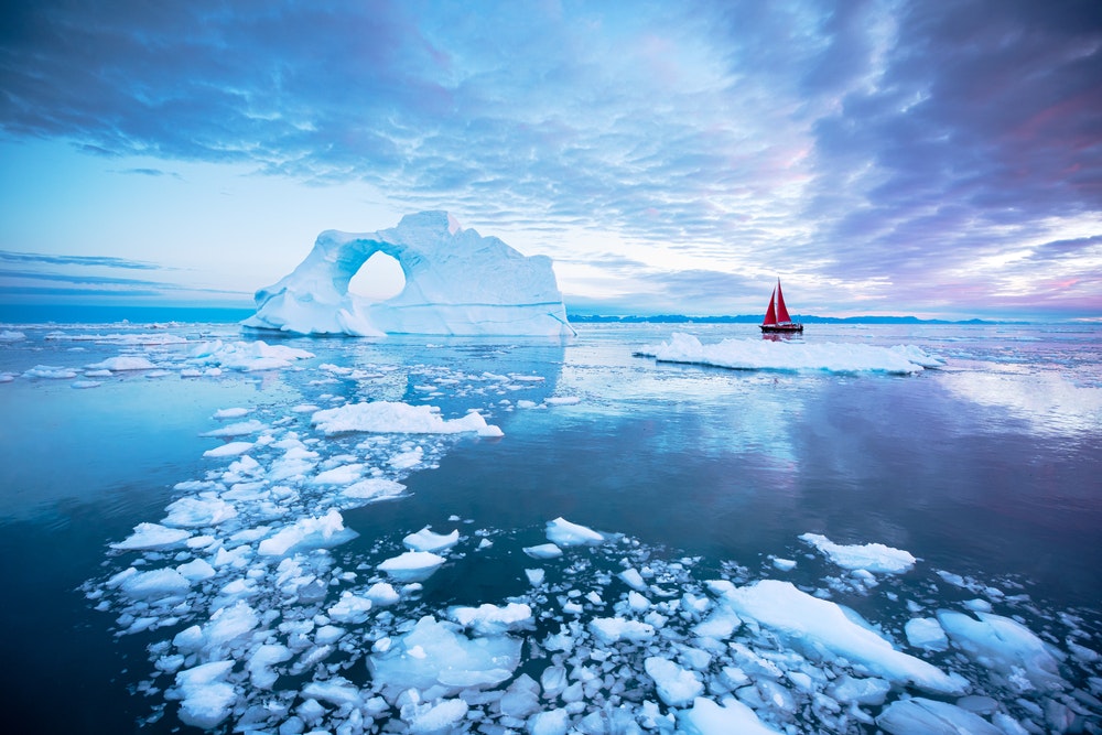 極地の氷海を航行する