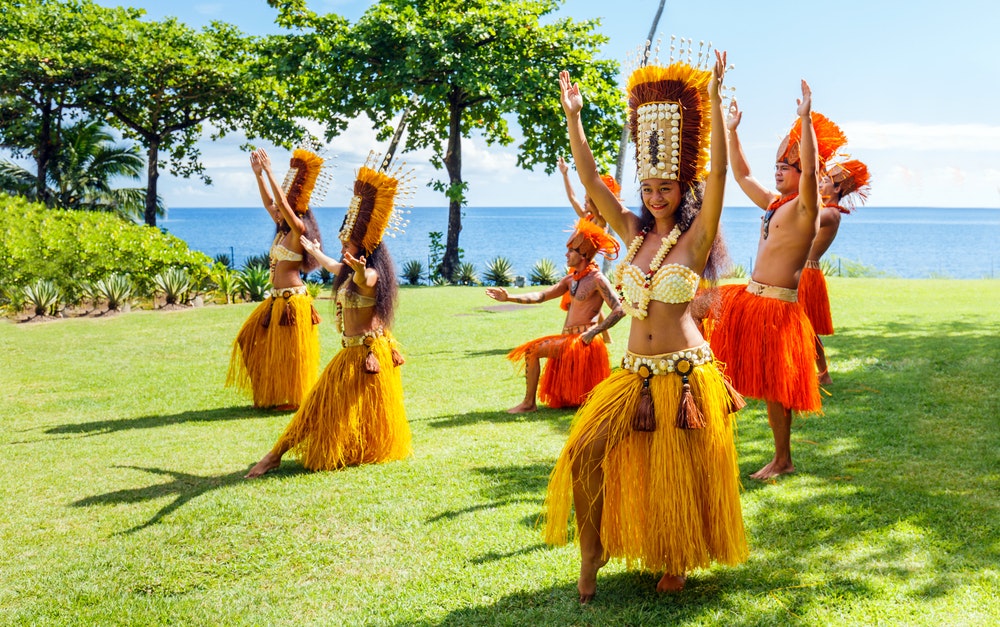 Mujeres polinesias interpretan una danza tradicional en Tahití