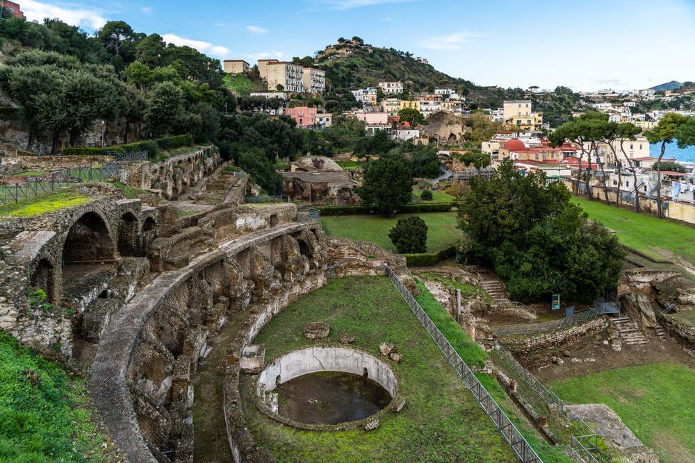 イタリア・ナポリ近郊のバイアエの考古学的遺跡。バイアエは温泉で有名なローマ帝国の都市である。