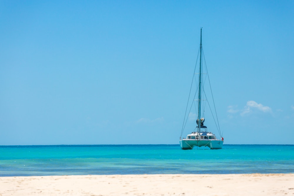 Catamaran vs. monohull: Navigating the waters in style and comfort
