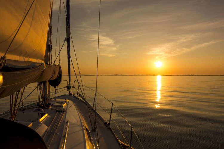 Sommerbehagen auf der Yacht oder Ruhe vor dem Sturm?