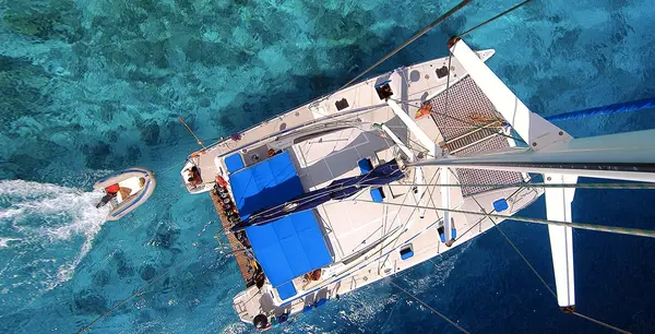 Katamaran auf dem Meer