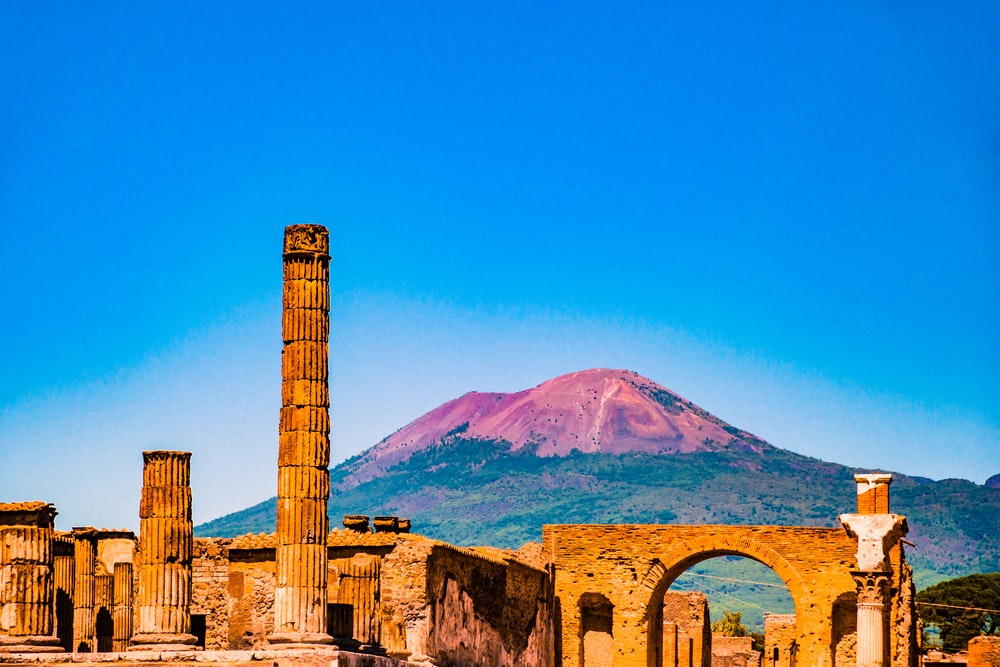 Die berühmte antike Stätte von Pompeji in der Nähe von Neapel. Sie wurde durch den Ausbruch des Vesuvs vollständig zerstört. Eine der wichtigsten Touristenattraktionen in Italien.