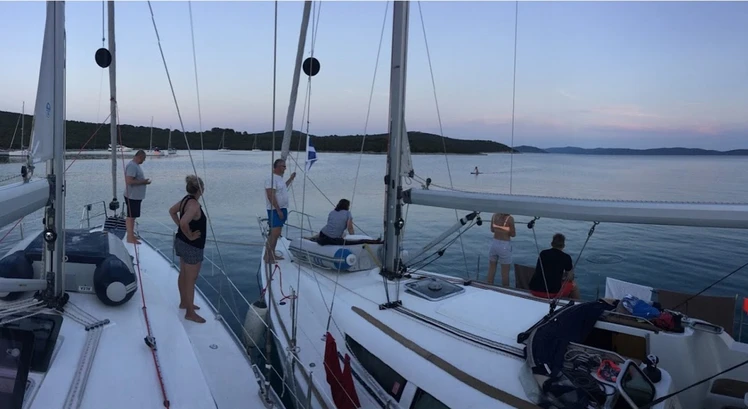 Segelboote ankern in der Bucht der Insel Molat (Foto: Pavel Kocych)
