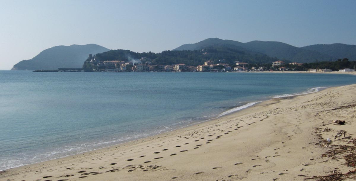 Marina di Campo'daki kumlu plaj