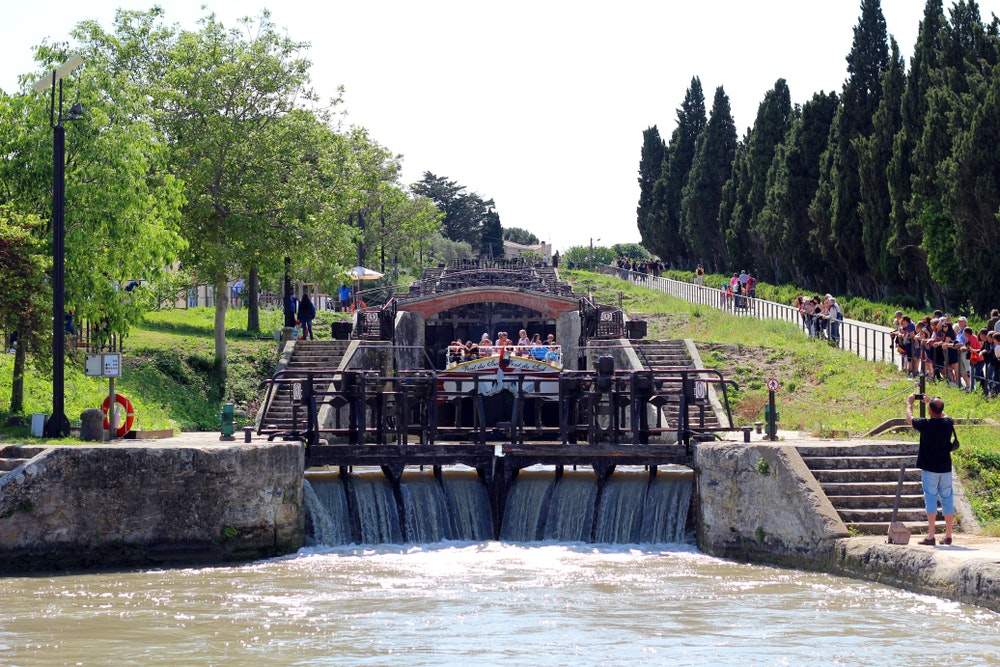 Schodišťová zdymadla Fonserannes na kanálu Canal du Midi u Beziers ve Francii