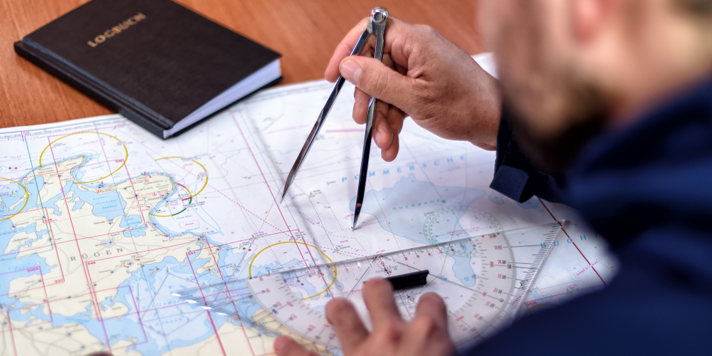 Navigation maritime classique avec carte