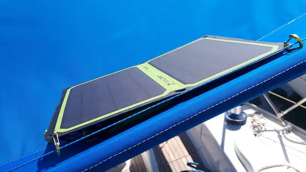 Skvělé výsledky má ale i panel pouze položený na slunné místo (zde bimini)