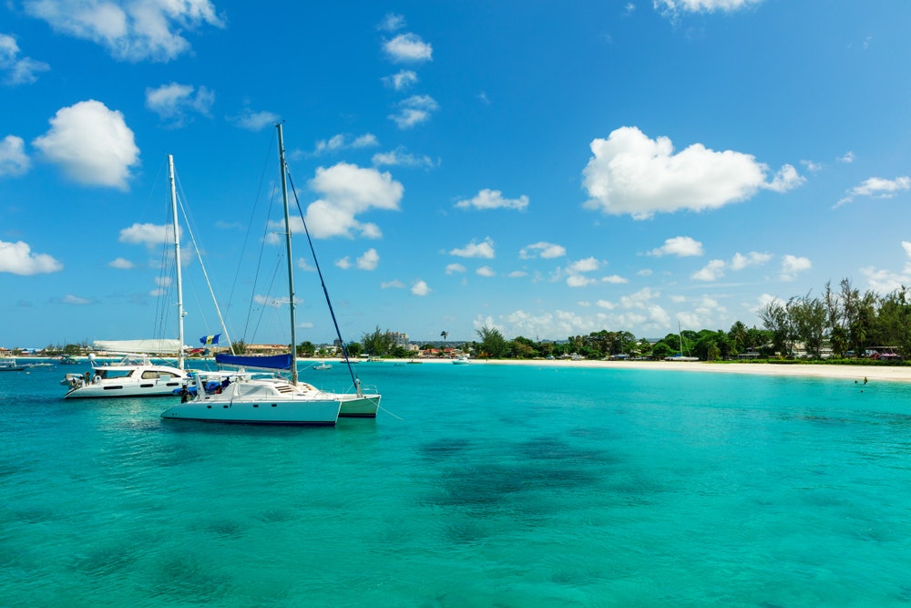 Sonnige tropische Karibikinsel Barbados mit blauem Wasser und Katamaranen