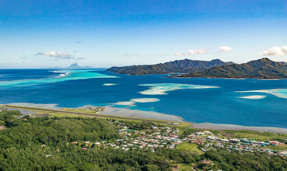 Uitzicht op de eilanden Raiatea en Tahaa
