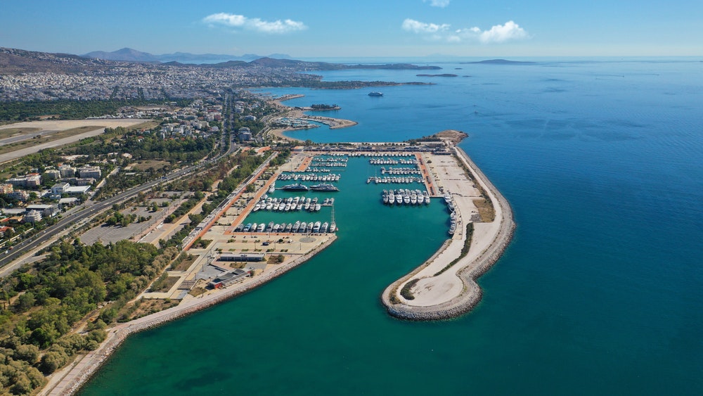 Luftaufnahme des berühmten Hafens von Agios Kosmas an der Athener Riviera, Glifada, Attika