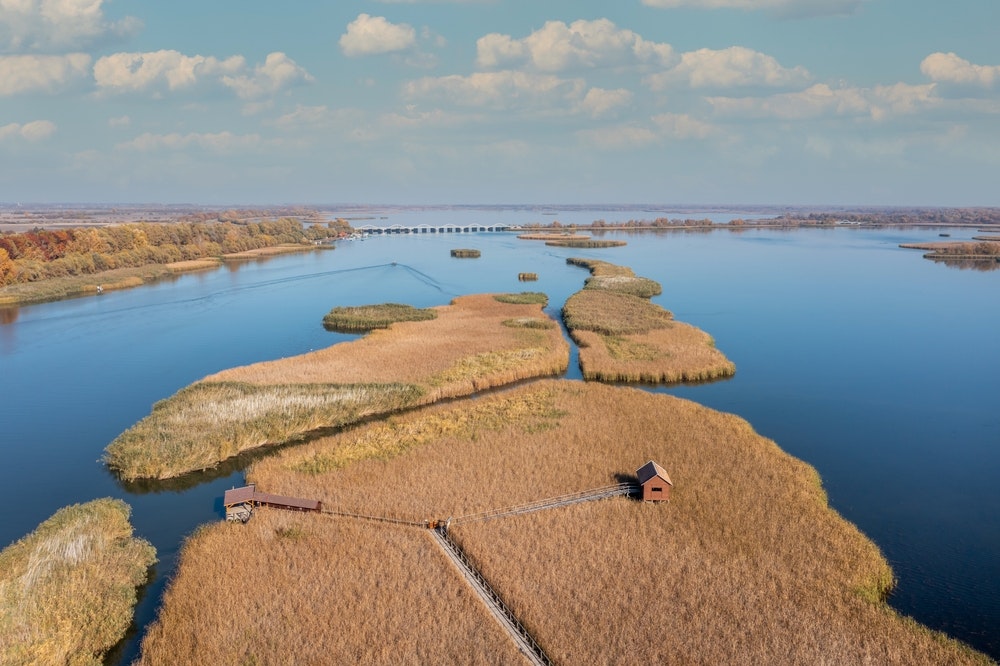 Hongarije - Het Tiszameer bij de stad Poroszló, gezien vanuit een drone, bovenaanzicht.