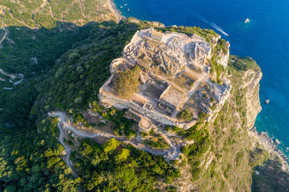 Die alten Ruinen der Festung Angelokastro auf der Insel Korfu.