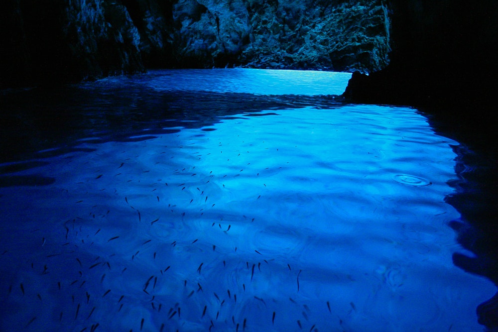 La Grotta Azzurra è una delle meraviglie naturali della Croazia, situata sul lato orientale dell'isola di Biševo. Più di 90 000 turisti visitano la grotta ogni anno.
