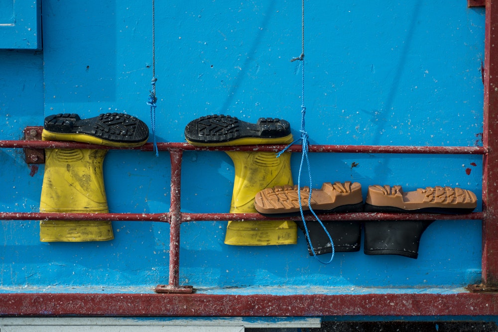 Buty na łodzi rybackiej